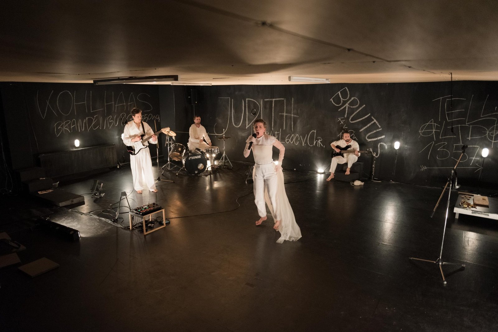 Kill in the name of – Szenografie von Studio Rossi